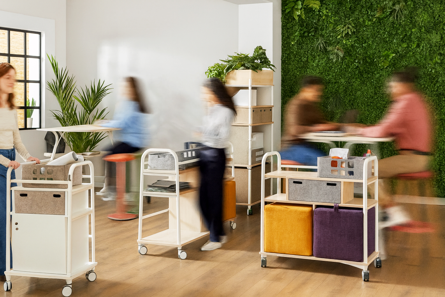 Mobiliario flexible de oficina con mesas móviles y asientos modulares que adaptan el espacio a colaboración y foco